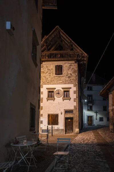 Pesariis Saat Kasabası Alacakaranlıkla Gece Arasında Kasabada Yürü — Stok fotoğraf