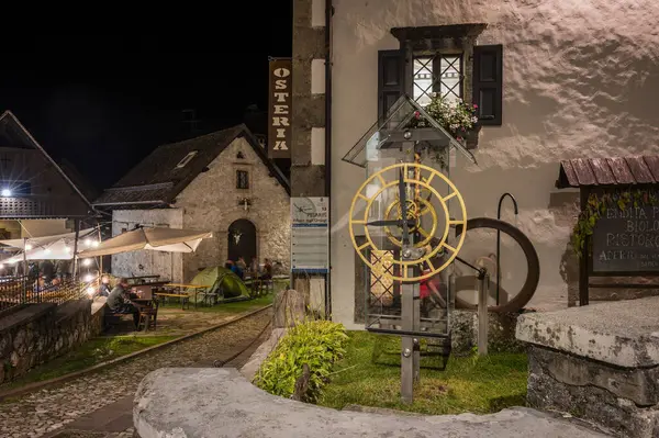 ペサリス 時計の町 夕暮れと夜の間に町を散策する — ストック写真