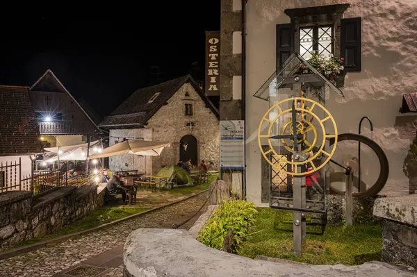 Pesariis Stad Van Horloges Wandeling Stad Tussen Zonsondergang Nacht — Stockfoto