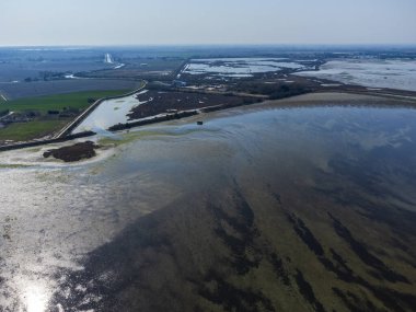 Tagliamento ve Marano gölü yukarıdan görüldü. Lignano Sabbiadoro 'ya doğru