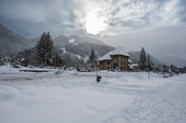 Şiddetli bir kar yağışı sonrasında Tarvisio turizm beldesi