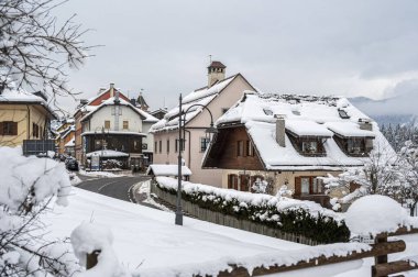 Şiddetli bir kar yağışı sonrasında Tarvisio turizm beldesi
