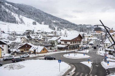 Şiddetli bir kar yağışı sonrasında Tarvisio turizm beldesi