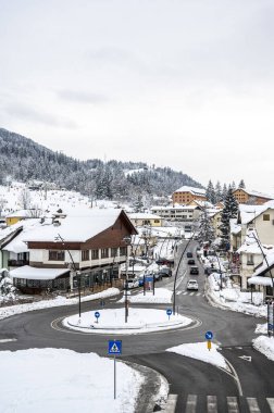 Şiddetli bir kar yağışı sonrasında Tarvisio turizm beldesi