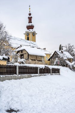 Şiddetli bir kar yağışı sonrasında Tarvisio turizm beldesi