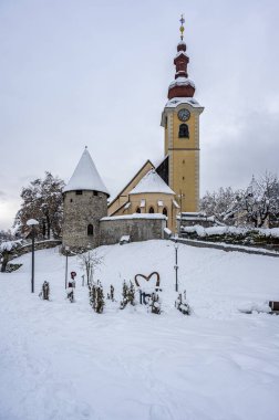 Şiddetli bir kar yağışı sonrasında Tarvisio turizm beldesi