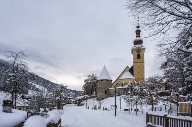 Şiddetli bir kar yağışı sonrasında Tarvisio turizm beldesi