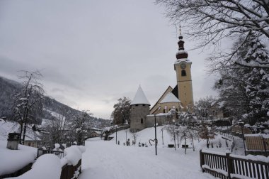 Şiddetli bir kar yağışı sonrasında Tarvisio turizm beldesi