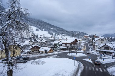 Şiddetli bir kar yağışı sonrasında Tarvisio turizm beldesi
