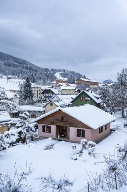 Şiddetli bir kar yağışı sonrasında Tarvisio turizm beldesi