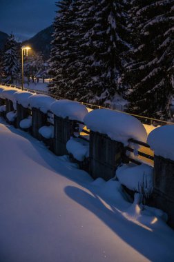 Şiddetli bir kar yağışı sonrasında Tarvisio turizm beldesi