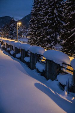 Şiddetli bir kar yağışı sonrasında Tarvisio turizm beldesi