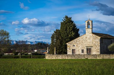 San Vito di Fagagagna ve Friuli 'nin morainic tepeleri. Tavella Kilisesi