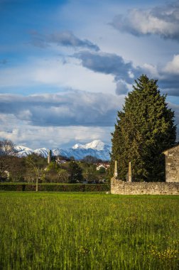 San Vito di Fagagagna ve Friuli 'nin morainic tepeleri. Tavella Kilisesi