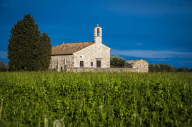 San Vito di Fagagagna ve Friuli 'nin morainic tepeleri. Tavella Kilisesi