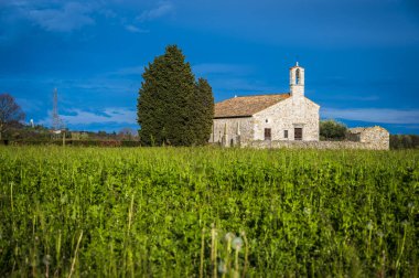 San Vito di Fagagagna ve Friuli 'nin morainic tepeleri. Tavella Kilisesi