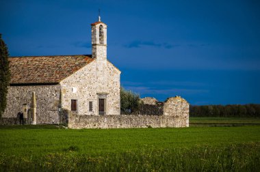 San Vito di Fagagagna ve Friuli 'nin morainic tepeleri. Tavella Kilisesi