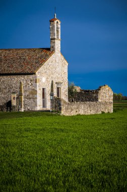 San Vito di Fagagagna ve Friuli 'nin morainic tepeleri. Tavella Kilisesi