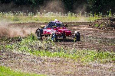 Toprak yolda otoyol yarışı