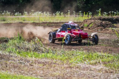 Toprak yolda otoyol yarışı