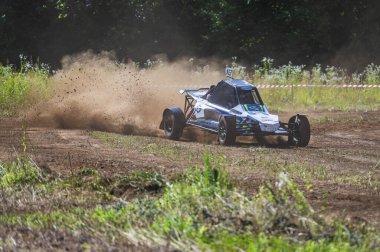 Toprak yolda otoyol yarışı