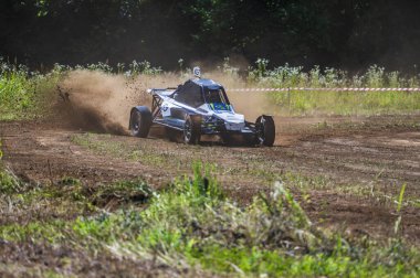 Toprak yolda otoyol yarışı