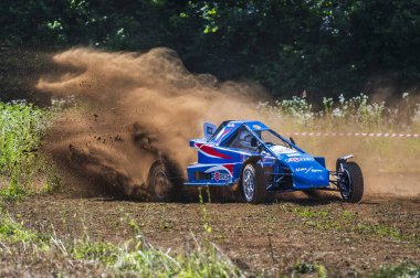 Toprak yolda otoyol yarışı