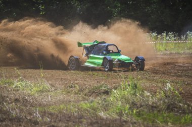 Toprak yolda otoyol yarışı