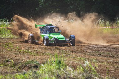 Toprak yolda otoyol yarışı