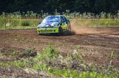 Toprak yolda otoyol yarışı