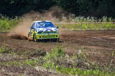 Toprak yolda otoyol yarışı