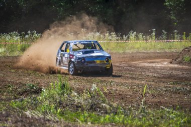 Toprak yolda otoyol yarışı