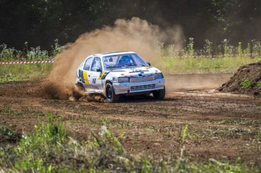 Toprak yolda otoyol yarışı