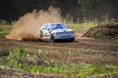 Toprak yolda otoyol yarışı