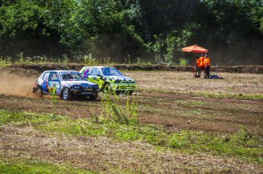 Toprak yolda otoyol yarışı