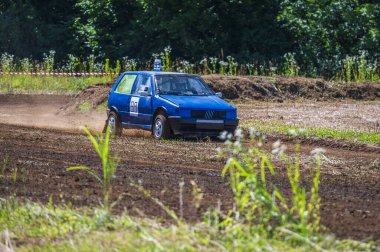 Toprak yolda otoyol yarışı