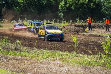 Toprak yolda otoyol yarışı