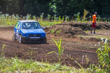 Toprak yolda otoyol yarışı