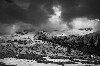 Canin ve Montasio dağlarında bahar karı