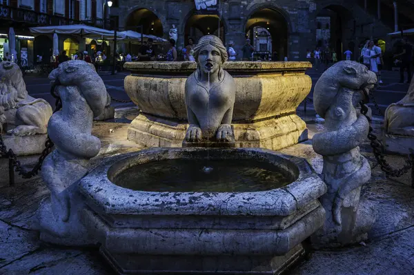 Bergamo, İtalya 'da güzel tarihi mimari