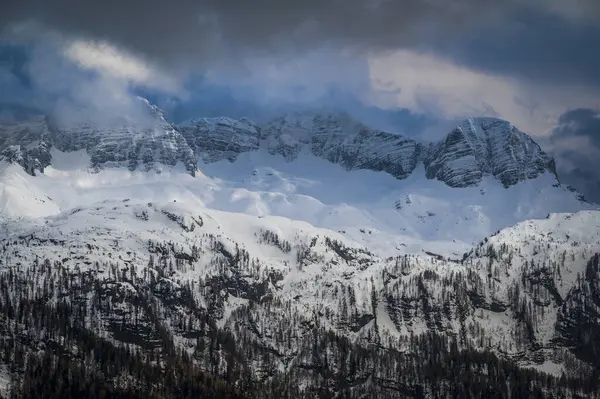 カナン山とモンタシオ山の春の雪 — ストック写真