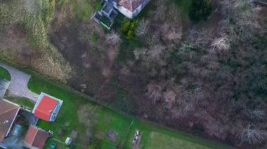 Antik ortaçağ şatosu tepeye tünemişti. Cassacco, Friuli, İtalya