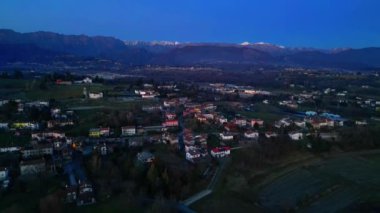 Antik ortaçağ şatosu tepeye tünemişti. Cassacco, Friuli, İtalya