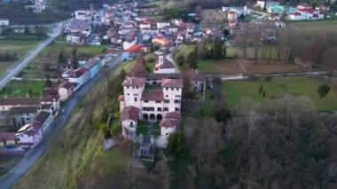 Antik ortaçağ şatosu tepeye tünemişti. Cassacco, Friuli, İtalya