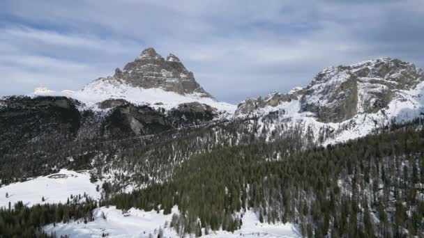 霜と雪の中のドロマイトの美しい風景 — ストック動画