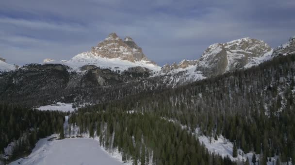 霜と雪の中のドロマイトの美しい風景 — ストック動画
