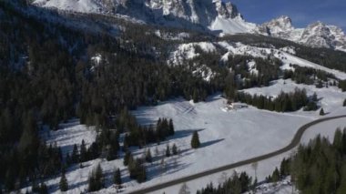 Donmuş ve karlı Dolomitlerin güzel manzarası.