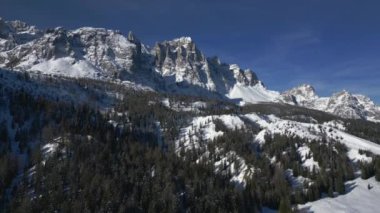 Donmuş ve karlı Dolomitlerin güzel manzarası.