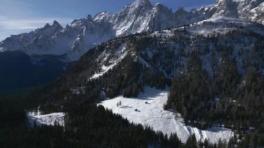 Donmuş ve karlı Dolomitlerin güzel manzarası.