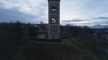 Eski Torre di Cassacco 'da günbatımı. yukarıdan görünen.